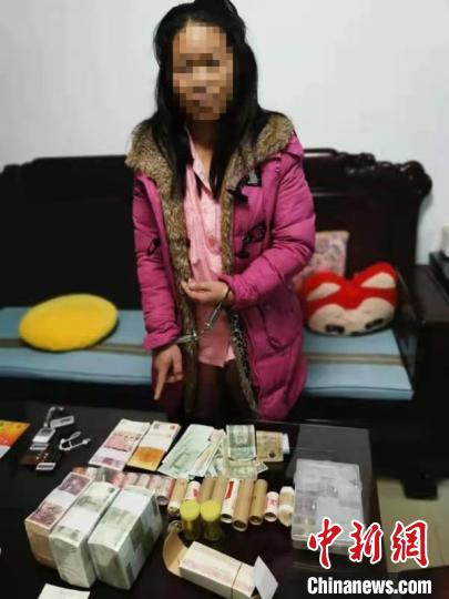 警方抓获的嫌疑人和涉案物品。警方供图