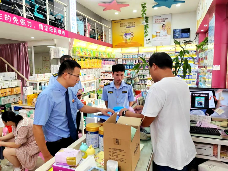 弋阳县检察院会同有关部门检查市场婴幼儿奶粉