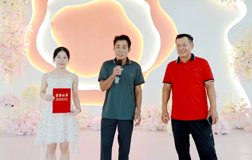 广西合浦公馆：佛保村奖励“佛保优秀才女”